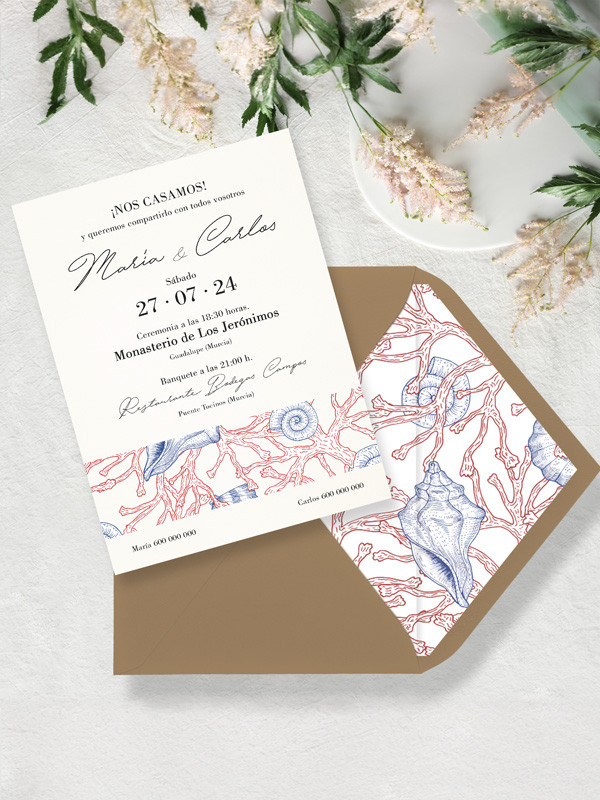 invitación de boda mar y coral con sobre cercana