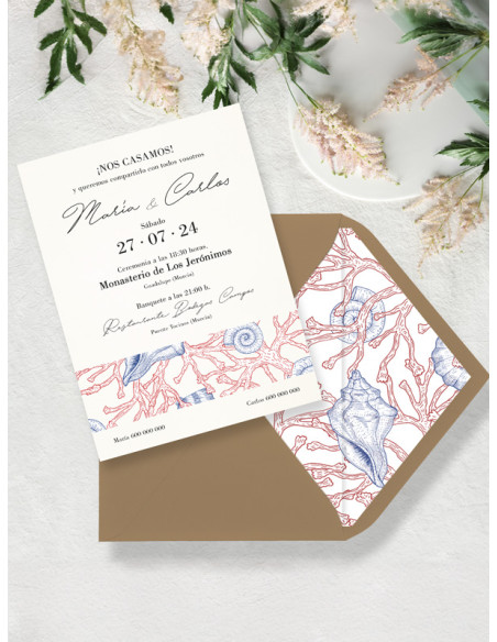 invitación de boda mar y coral con sobre cercana